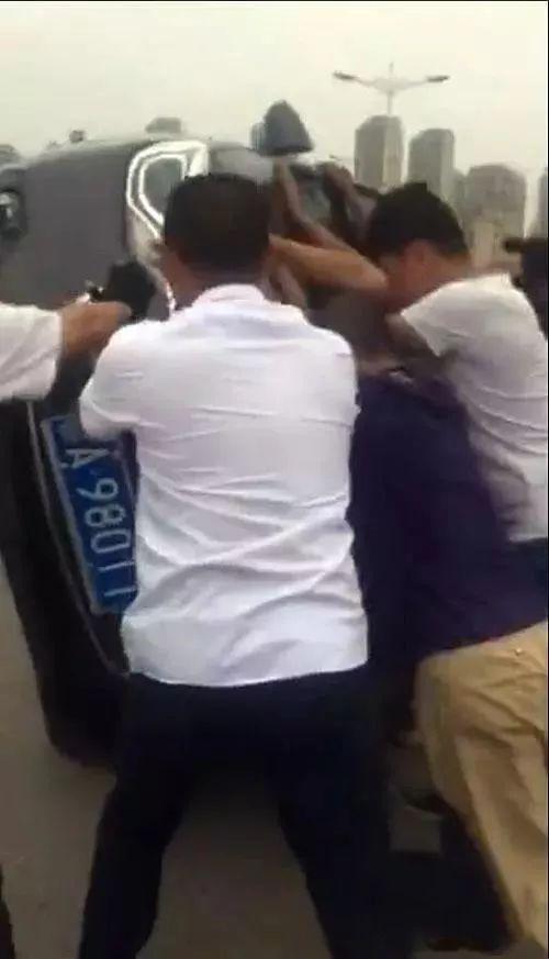 成人劈叉压腿疼哭视频,成人劈叉压腿，疼痛泪水交织的蜕变瞬间