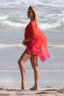 成人海边大妈裙子视频,展现夏日风情