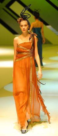 成人礼服走姿视频,成人礼服走姿风采解析